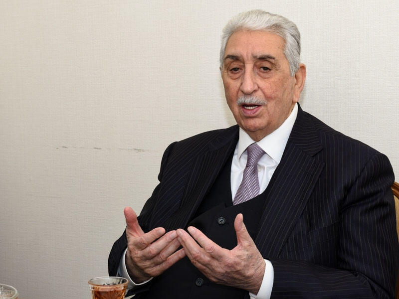 Arif Babayev yanındakı şəxsə baxdı: "Niyə belə sual verirsən?!" 1 1641471146 986862