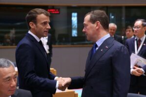 Medvedevdən Makrona SƏRT SÖZLƏR: Görün Fransa liderini necə adlandırdı