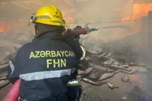 Ağcabədidə birmərtəbəli ev yandı