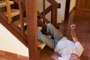 Gədəbəydə kişi pilləkəndən yıxılıb öldü