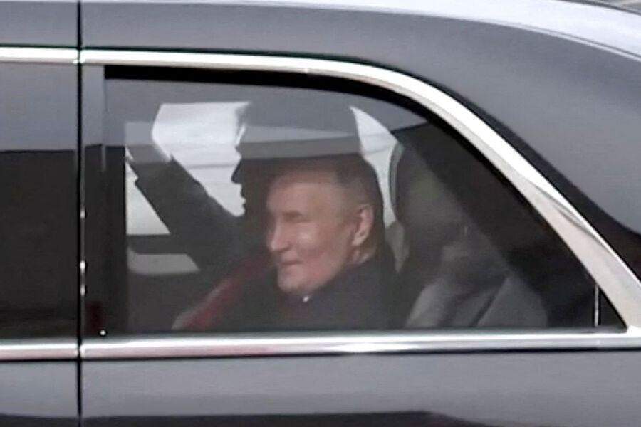 2025 08 15T212633Z 697468509 RC2W7GAV6GJO RTRMADP 3 UKRAINE CRISIS SUMMIT CAR MOMENT pic 32ratio 900x600 900x600 88960