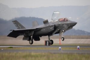 Britaniya qırıcısı Yaponiya hava limanına məcburi eniş etdi