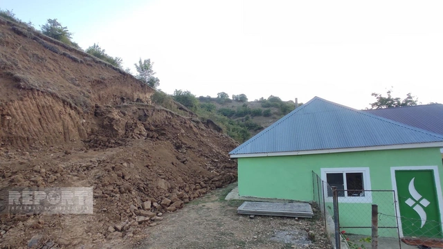 Lerikdə torpaq sürüşməsi oldu - FOTO