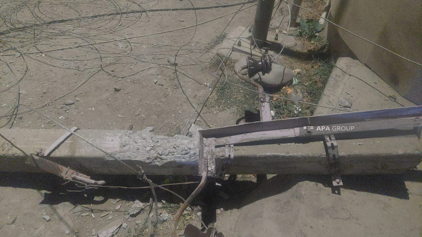 Gəncədə işıq dirəyi aşdı, yeniyetməni elektrik cərəyanı vurdu - FOTO