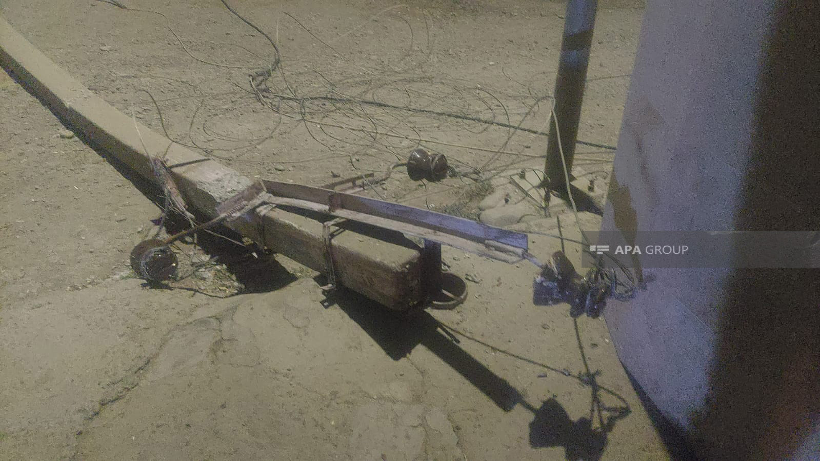 Gəncədə işıq dirəyi aşdı, yeniyetməni elektrik cərəyanı vurdu - FOTO