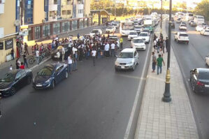 Sabunçuda avtomobil piyadanı vurdu: yolda sıxlıq yarandı