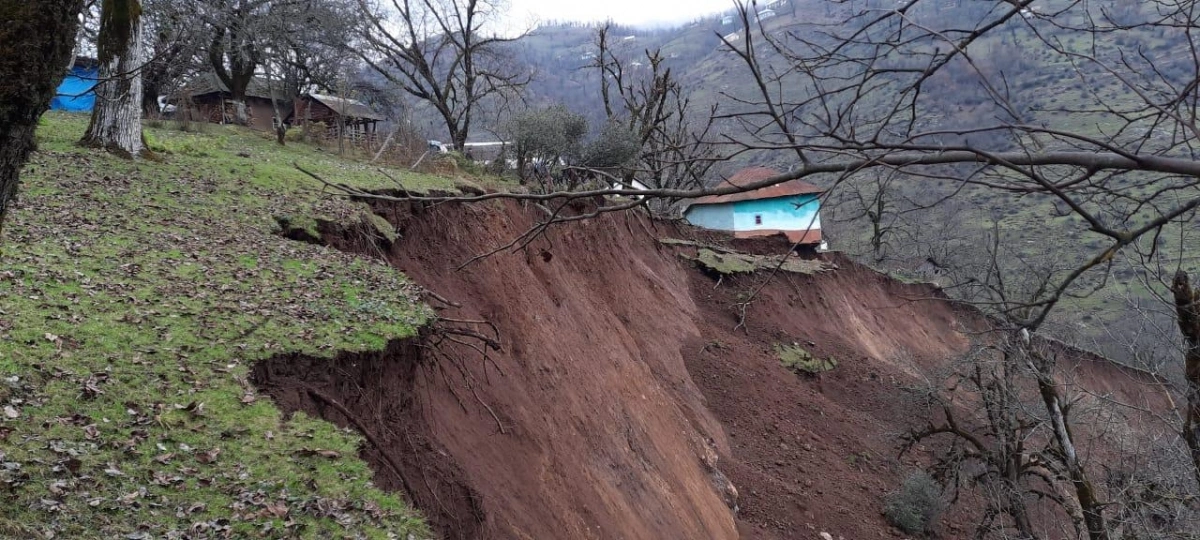 Lerikdə torpaq sürüşməsi oldu - FOTO