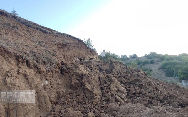 Lerikdə torpaq sürüşməsi oldu - FOTO