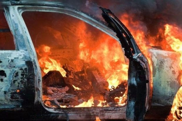 Qəza zamanı toqquşan iki avtomobil yandı