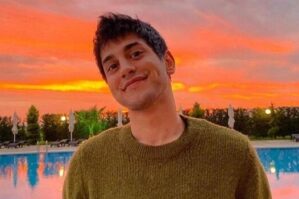 Türkiyəli aktyorun üzərinə ağac aşdı – Anbaan video 9 Türkiyəli aktyorun üzərinə ağac aşdı – Anbaan video