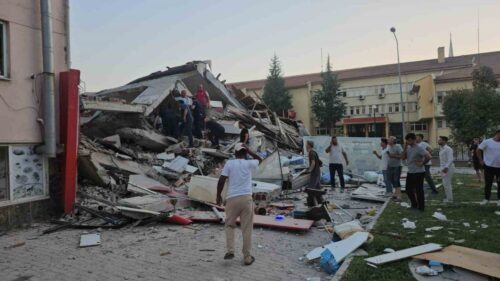 balikesir sindirgida 61lik deprem 1 ev yikildi ciddi hasar goren yapilar var