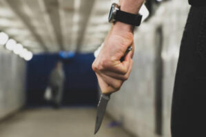 Biləsuvarda yeniyetmə bacısının qayınatasını bıçaqladı