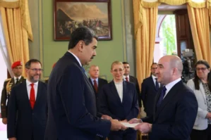 Rzayev etimadnaməsini Maduroya təqdim etdi - FOTO