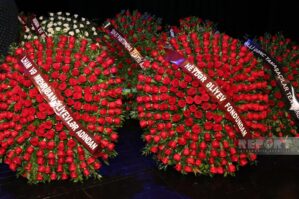 Prezident və xanımı Elçin Əfəndiyevlə vida mərasiminə əklil göndərdilər - FOTOLAR