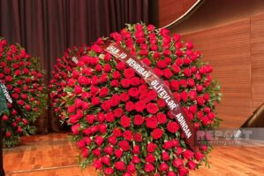 Prezident və xanımı Arif Babayevin vida mərasiminə əklil göndərdi - FOTO