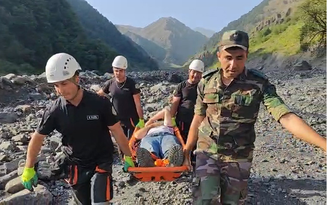 Dağlıq ərazidə yıxılıb yaralandı, belə xilas olundu - VİDEO 1 Dağlıq ərazidə yıxılıb yaralandı, belə xilas olundu - VİDEO