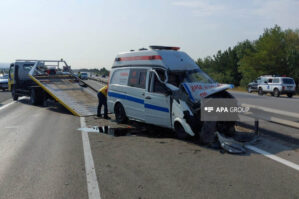 Təcili yardım qəzaya düşdü: ölən və yaralananlar var - VİDEO