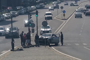 Qəzada işıqfor yararsız vəziyyətə düşdü - FOTOLAR