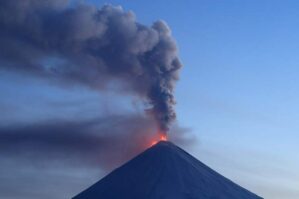 Kamçatkada vulkan 11,5 km hündürlüyə kül püskürdü