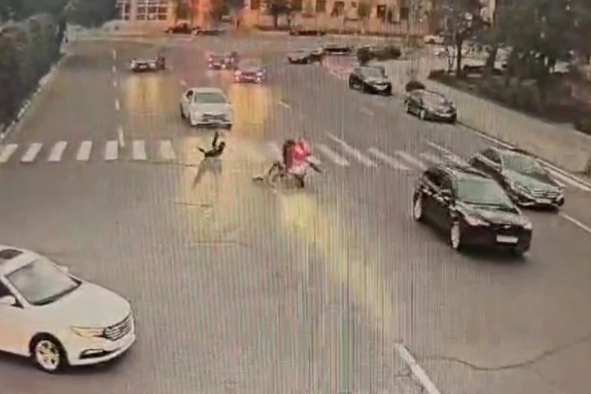 Bakıda dəhşətli qəza: motosikletlə iki nəfəri vurdu - VİDEO 1 Bakıda dəhşətli qəza: motosikletlə iki nəfəri vurdu - VİDEO