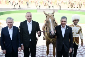 İlham Əliyevə “Axaltəkə” hədiyyə edildi - VİDEO / YENİLƏNİB