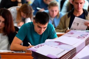 Təhsil haqlarının artırılması narahatlıq doğurur – Ekspertlər nə deyir?