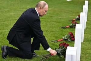 Putin Alyaskada: Kimlərin məzarına gül qoydu? - VİDEO