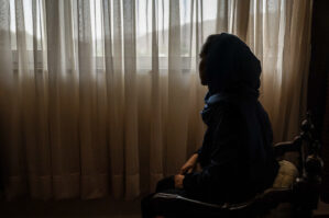 Atası ilə birgə meyiti tapılan Səbinə danışa və gəzə bilmirmiş...