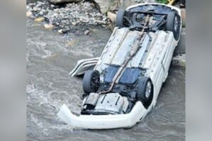 Avtomobil körpüdən çaya düşdü: yaralananlar var - VİDEO