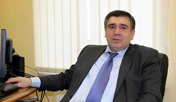 Şıxlinski Azərbaycan səfirliyindən çıxarkən saxlanılıbmış