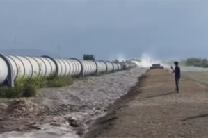 Şəmkirdə boru xətti partladı, fontan vurdu - VİDEO