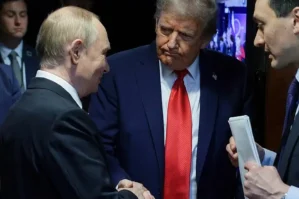 Trampla görüşdə Putindən xoşagəlməz hərəkət: "Bunu edib getdi" - VİDEO