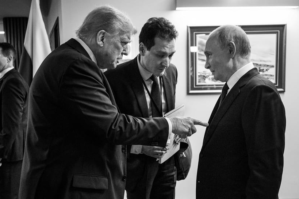 Tramp və Putinin FOTOsunda “zaman səyahətçisi” - MARAQLI DETAL