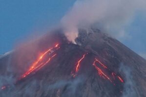 Kamçatkadakı vulkan 9 km hündürlüyə kül atıb