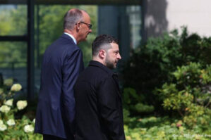 Zelenskiyə dedim ki, Trampla görüşdə özünü belə apar - Merz