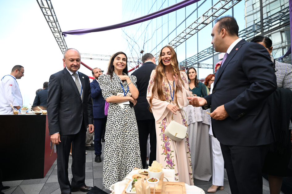 Leyla və Arzu Əliyevalar Nyu-Yorkda sərgidə - Foto