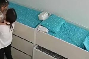 Uşaq bağçasında azyaşlı ilə kobud rəftar edildi - VİDEO