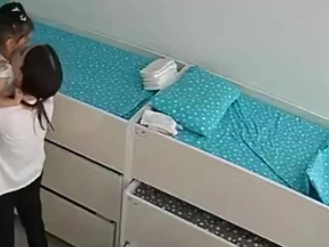 Uşaq bağçasında azyaşlı ilə kobud rəftar edildi - VİDEO