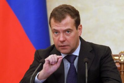 Medvedev Makronu təhqir etdi: Bizim kazakların atları belə...