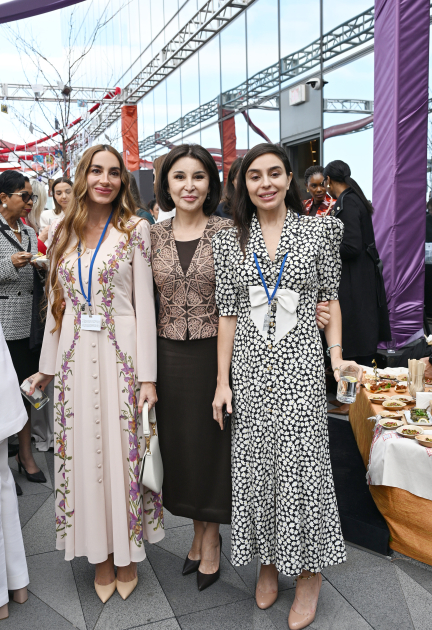 Leyla və Arzu Əliyevalar Nyu-Yorkda sərgidə - Foto