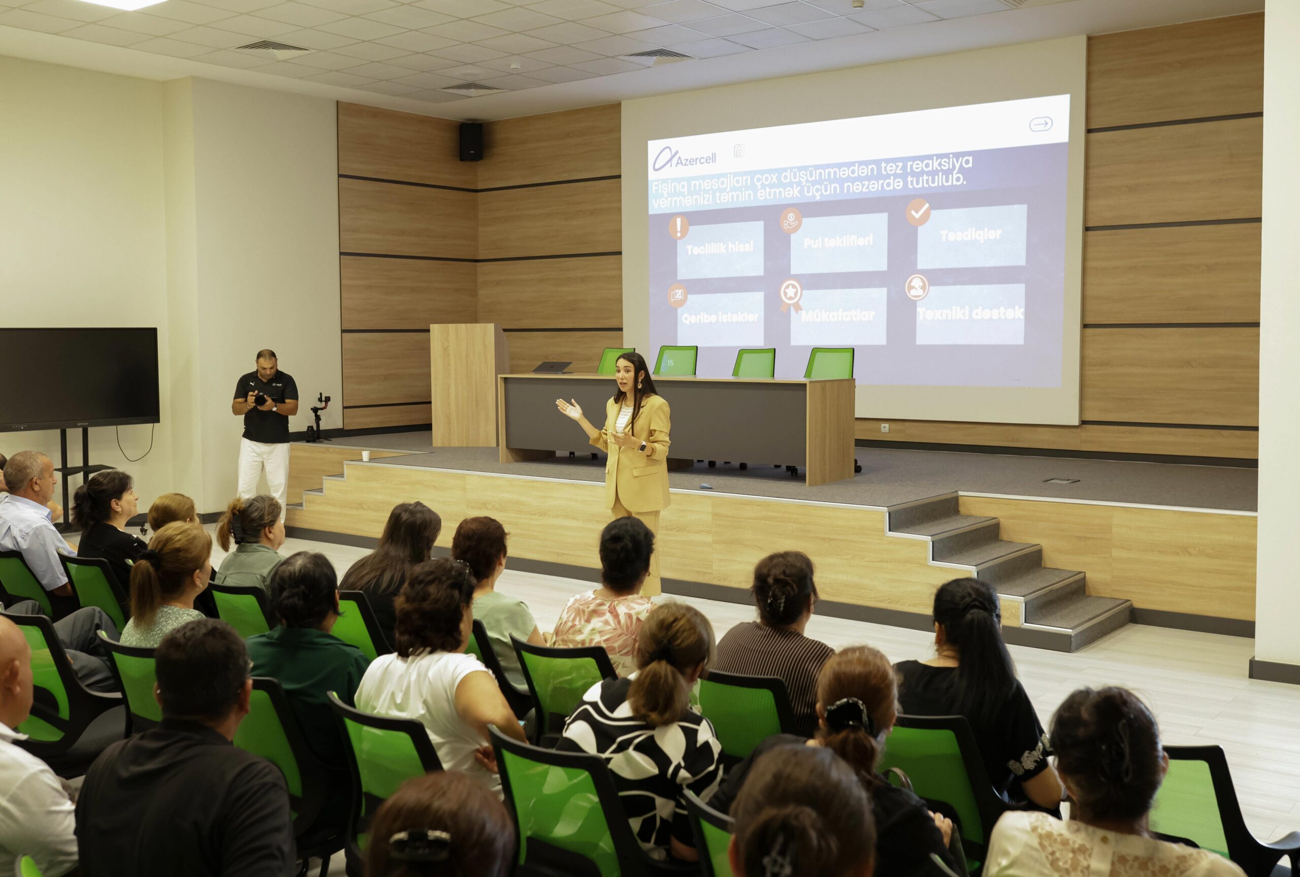 Azercell Bərdədə yaşlılar üçün kibertəhlükəsizlik təlimi keçdi - FOTOLAR 3 Azercell Bərdədə yaşlılar üçün kibertəhlükəsizlik təlimi keçdi - FOTOLAR