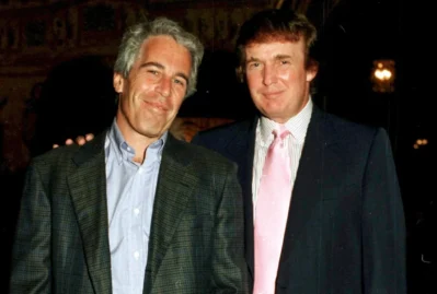 Dünya bu görüntüdən danışır: Tramp onun əlini tutub... - FOTO