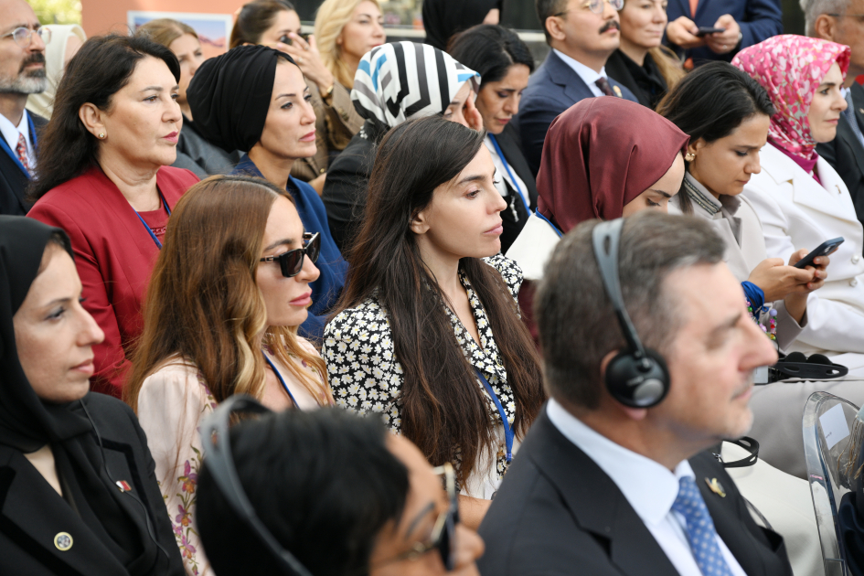 Leyla və Arzu Əliyevalar Nyu-Yorkda sərgidə - Foto