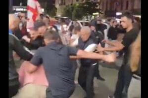 Gürcüstan qarışdı: Kaladzenin qərargahında qarşıdurma yaşanır - VİDEO