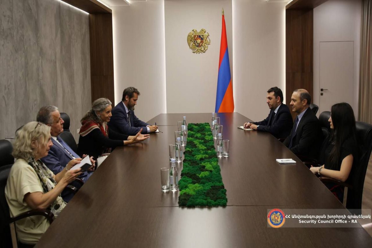 Qriqoryan Aİ ilə Zəngəzur dəhlizini müzakirə etdi