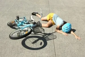 Azyaşlı velosipeddən yıxılaraq öldü