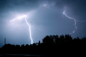 Bəzi rayonlarda leysan yağır, şimşək çaxır - FAKTİKİ HAVA