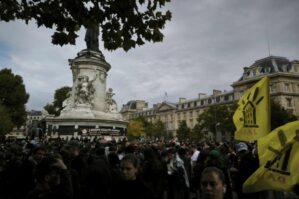 Yüz minlərlə fransalı ayağa qalxdı: Makron gizlənməyə yer axtarır