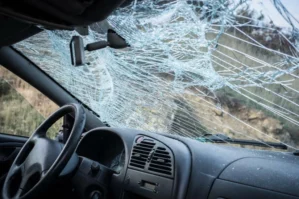 Ağdaşda idarəetmədən çıxan avtomobil aşdı: ölən var