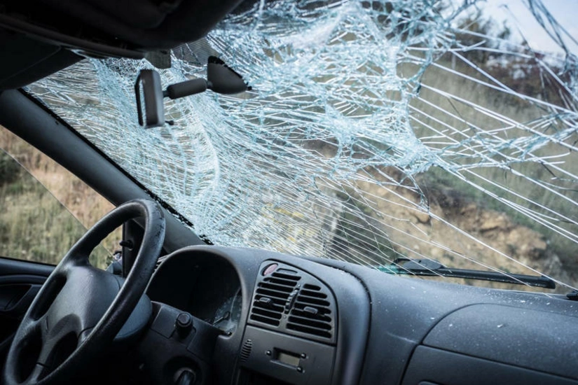 Ağdaşda idarəetmədən çıxan avtomobil aşdı: ölən var